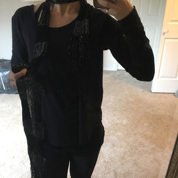 Black & Silver Accent Scarf 🧣 - Picture 4 of 4